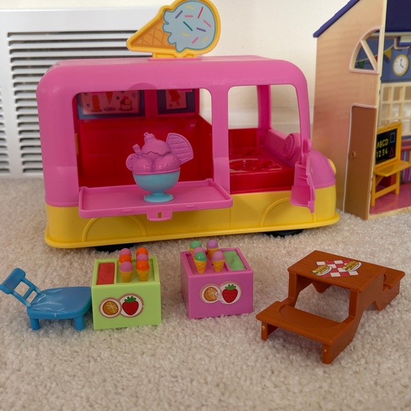 Peppa Pig School, Ice Cream Truck and Trolley Lot - Picture 3 of 11